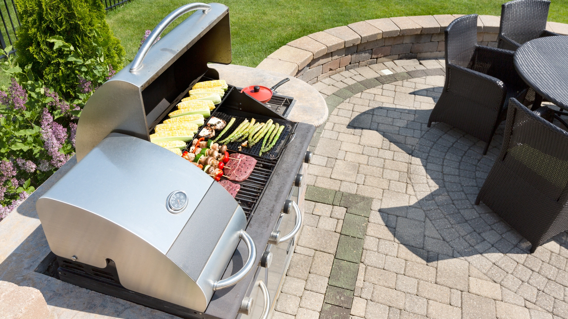 Designing an Outdoor Kitchen? Consider Adding These 5 Amenities to It