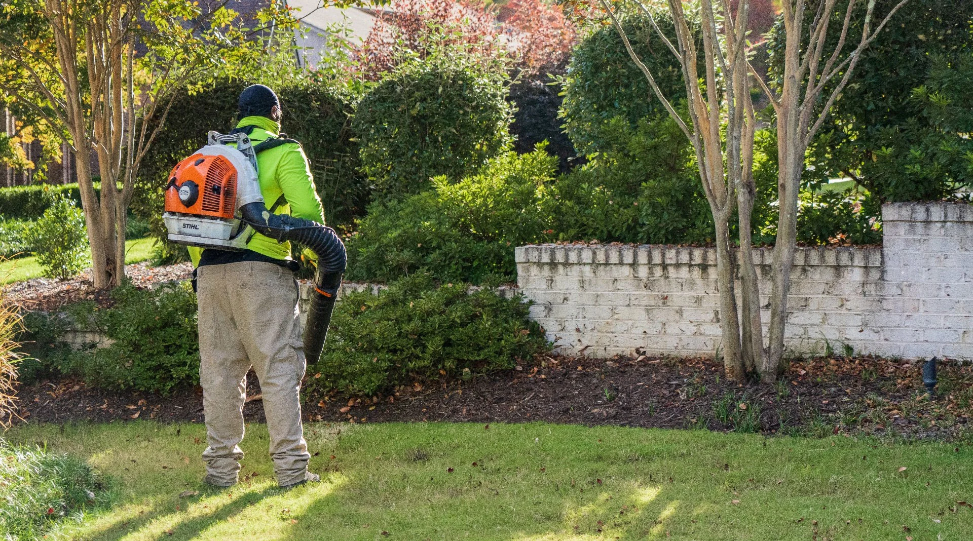 How Much Will It Cost to Schedule a Fall Yard Cleanup Service?